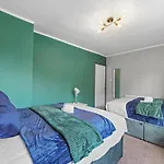 Spacious Luxury Garden House Free Parking